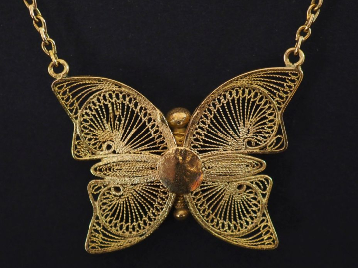 Collier en or jaune 750, maille forçat, à décor en son centre d'un pap