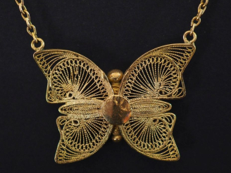 Vente aux enchères Collier en or jaune 750, maille forçat, à décor en son centre d'un pap