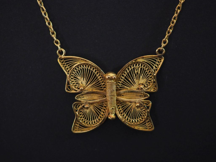 Collier en or jaune 750, maille forçat, à décor en son centre d'un pap