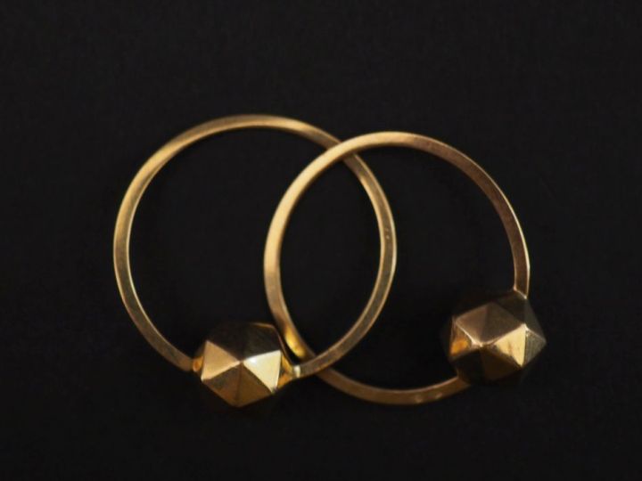 Paire de créoles en or jaune 750, agrémentée d'une boule facettée.  Di