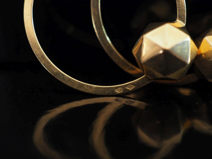 Paire de créoles en or jaune 750, agrémentée d'une boule facettée.  Di