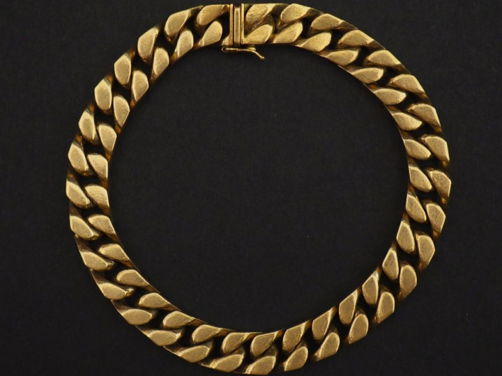 Bracelet souple en or jaune 750, maille gourmette.  Larg. 0,8 cm Long.