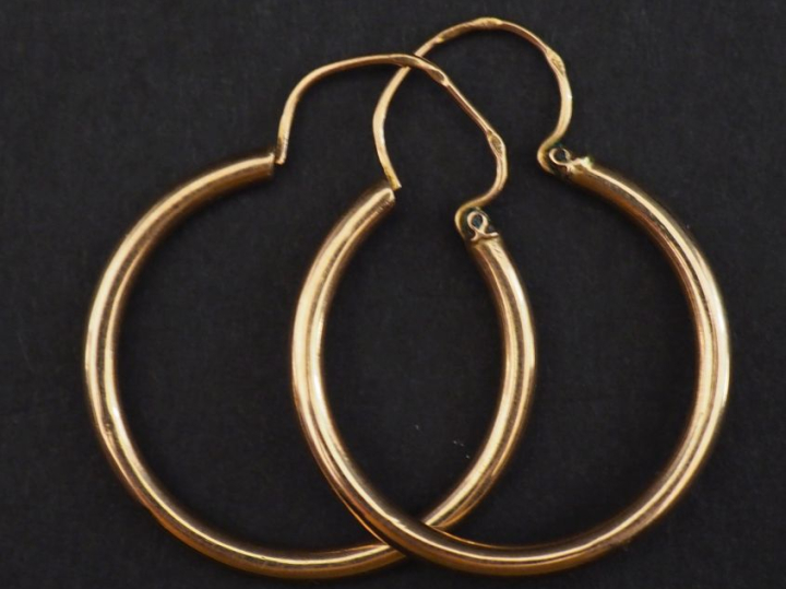 Paire de créoles en or jaune 750.  Diam. 2,5 cm Poids. 1,70 g   