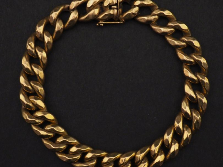 Bracelet souple en or jaune 750, maille gourmette martelée.  Long. 20 