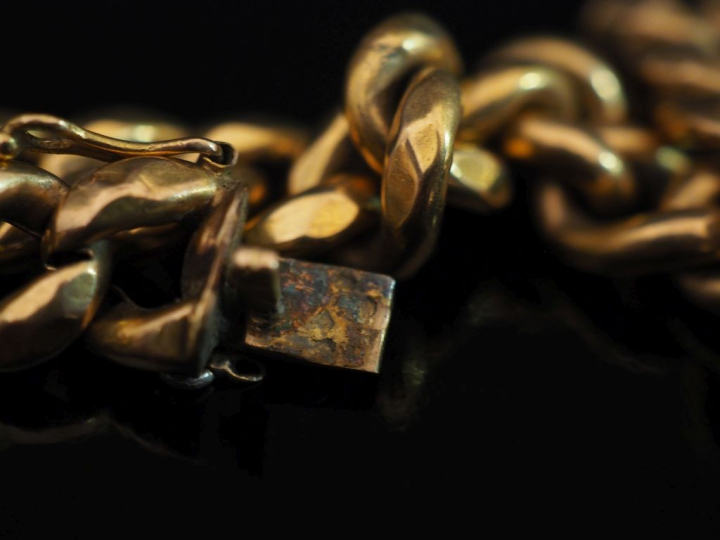 Bracelet souple en or jaune 750, maille gourmette martelée.  Long. 20 