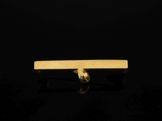 Vente aux enchères Petite broche barrette porte-montre en or jaune 750.  Long. 3 cm Poids