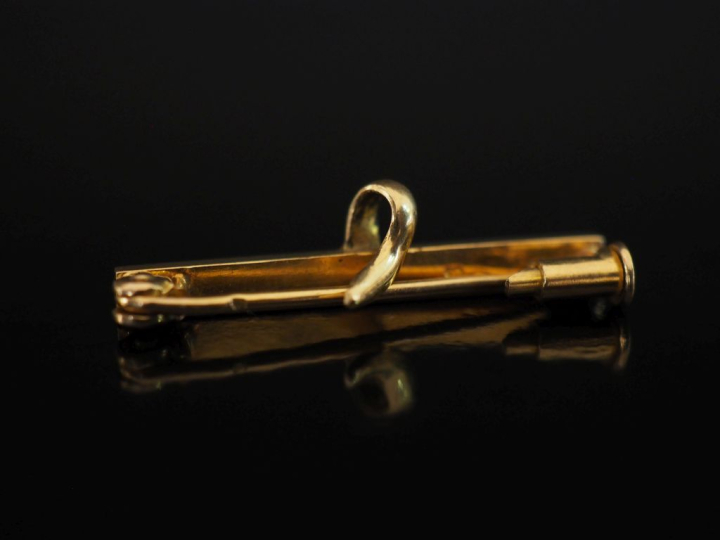 Petite broche barrette porte-montre en or jaune 750.  Long. 3 cm Poids