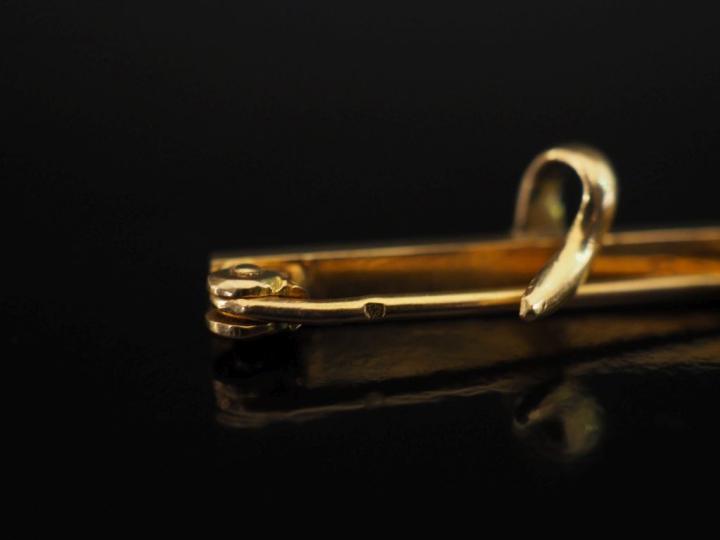 Petite broche barrette porte-montre en or jaune 750.  Long. 3 cm Poids