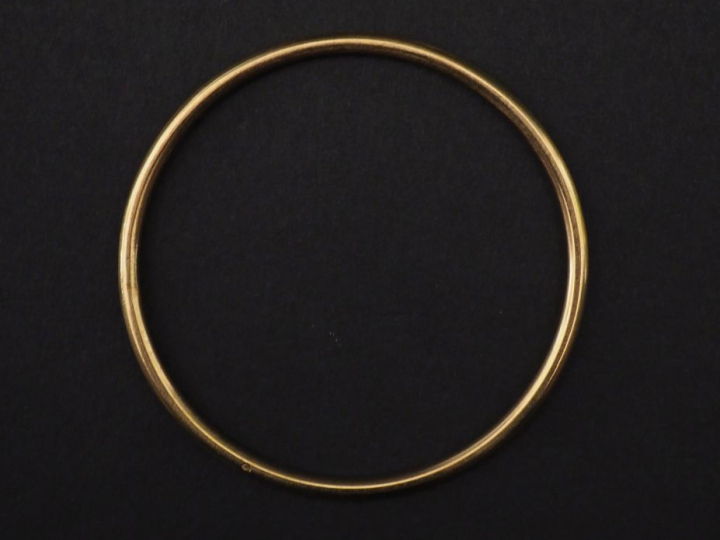 Petit bracelet jonc en or jaune 750.  Diam. 5,2 cm Poids. 14,91 g   