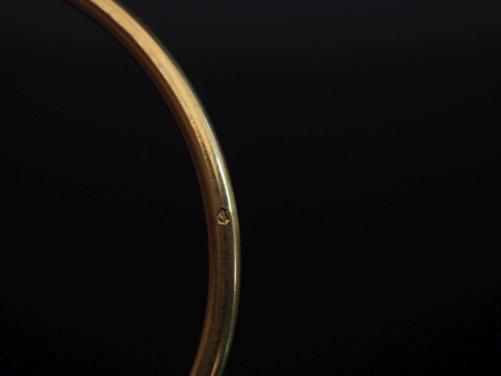 Petit bracelet jonc en or jaune 750.  Diam. 5,2 cm Poids. 14,91 g   