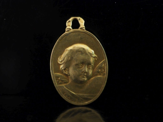 Vente aux enchères Médaille religieuse de forme ovale en or juane 750, à décor d'un angel