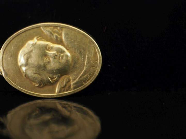 Médaille religieuse de forme ovale en or juane 750, à décor d'un angel