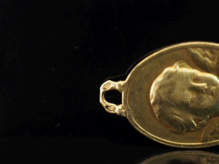 Médaille religieuse de forme ovale en or juane 750, à décor d'un angel