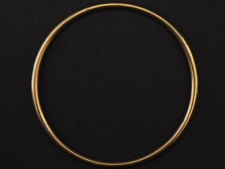 Vente aux enchères Petit bracelet jonc en or jaune 750.  Diam. 5,5 cm Poids. 15,85 g   