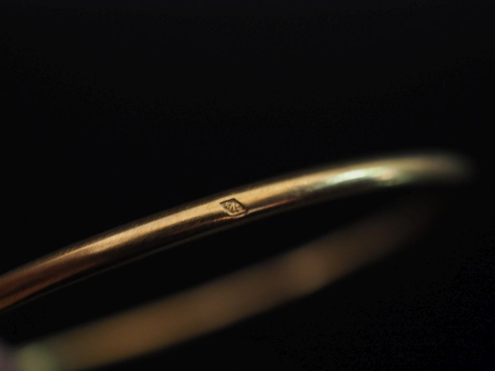 Petit bracelet jonc en or jaune 750.  Diam. 5,5 cm Poids. 15,85 g   