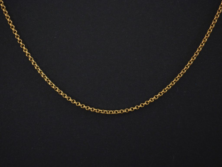 Chaine enor jaune 750, maille forçat cannelée.  Fermoir en métal doré.