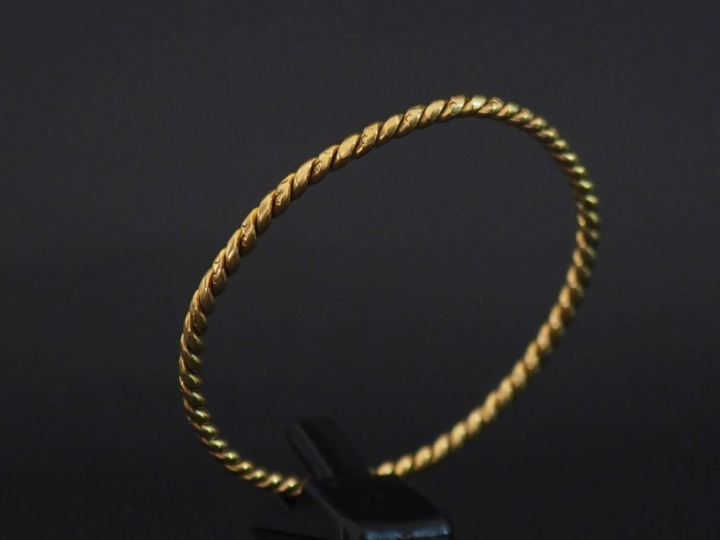 Petit bracelet jonc torsadé en or jaune 750. Diam. 5,2 cm Poids. 13,29
