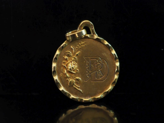 Vente aux enchères Médaille en or jaune 750, à décor gravé de monogramme et agrémenté de 
