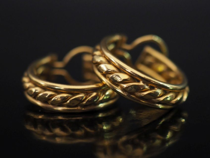 Paire de créoles en or jaune 750, à décor de torsade.  Système à clip.