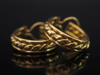 Vente aux enchères Paire de créoles en or jaune 750, à décor de torsade.  Système à clip.