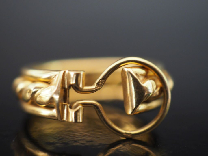 Paire de créoles en or jaune 750, à décor de torsade.  Système à clip.