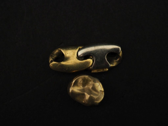 Vente aux enchères Ensemble comprenant :  - deux maillons de bracelet en or 750.  - de l'