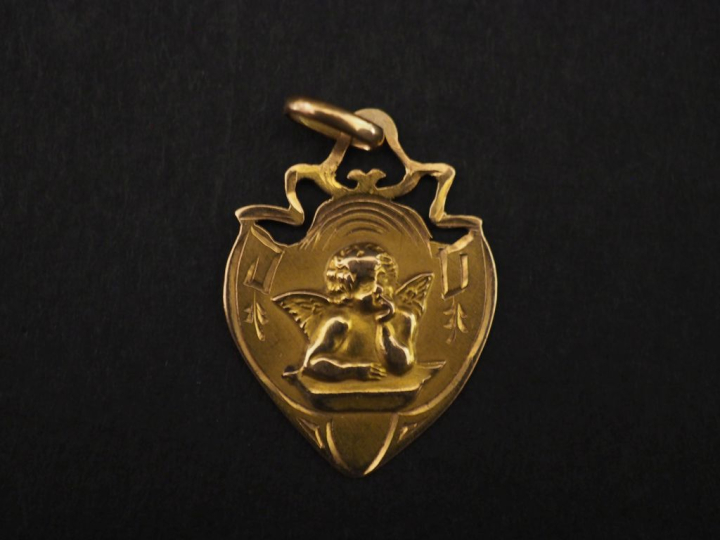 Médaille religieuse ajourée en or jaune 750, à décor en son centre d'u