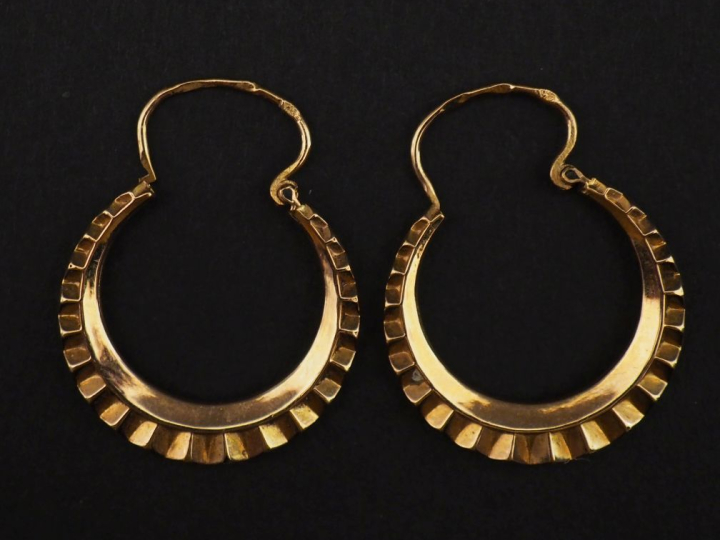 Paire de créoles en or jaune 750, à décor facetté.  Diam. 2 cm PoidS. 