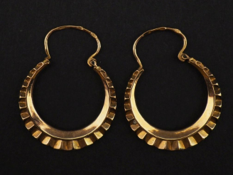 Vente aux enchères Paire de créoles en or jaune 750, à décor facetté.  Diam. 2 cm PoidS. 