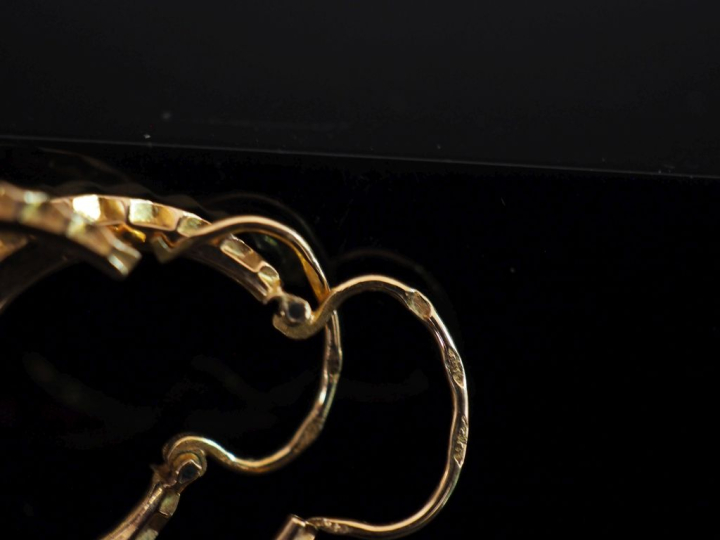 Paire de créoles en or jaune 750, à décor facetté.  Diam. 2 cm PoidS. 