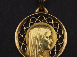 Vente aux enchères Médaille religieuse en or jaune 750, à décor ajouré figurant la Sainte