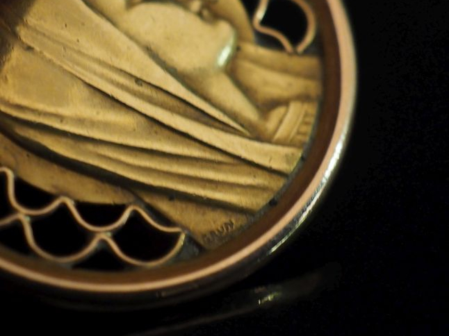 Médaille religieuse en or jaune 750, à décor ajouré figurant la Sainte