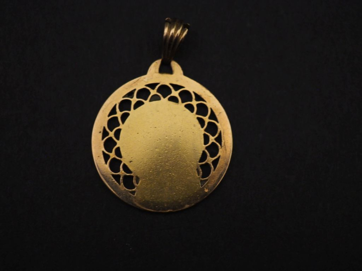Médaille religieuse en or jaune 750, à décor ajouré figurant la Sainte