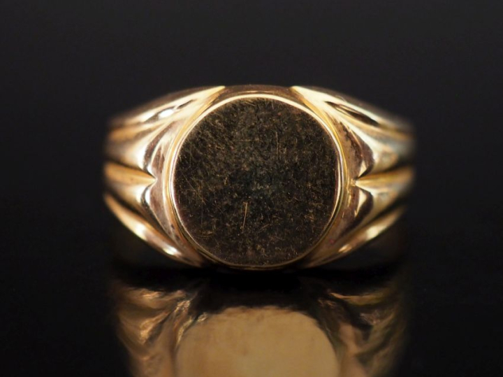 Petite bague de forme chevalière en or jaune 750, à décor de godrons. 