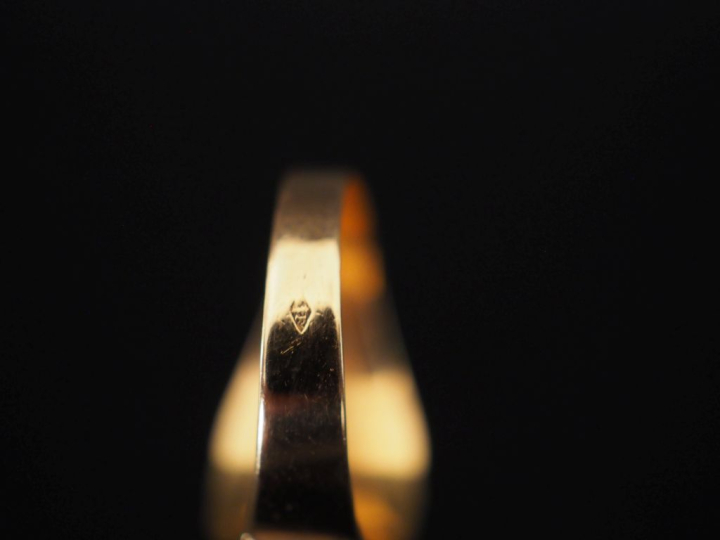 Petite bague de forme chevalière en or jaune 750, à décor de godrons. 