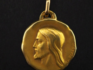 Vente aux enchères Médaille religieuse à bord irrégulier en or jaune 750, figurant le Chr