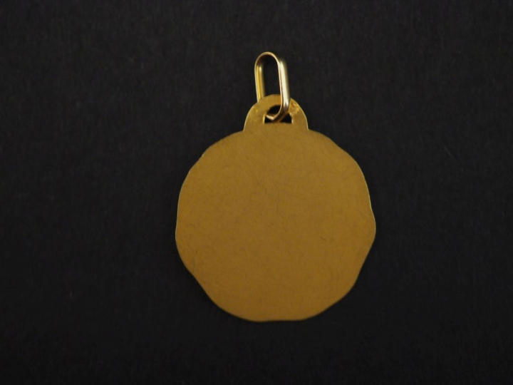 Médaille religieuse à bord irrégulier en or jaune 750, figurant le Chr