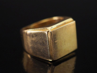 Vente aux enchères Bague de forme chevalière en or jaune 750.  TDD. 56 1/2  Poids. 12,90 