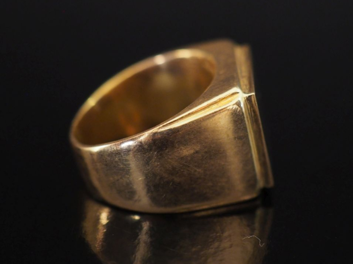 Bague de forme chevalière en or jaune 750.  TDD. 56 1/2  Poids. 12,90 