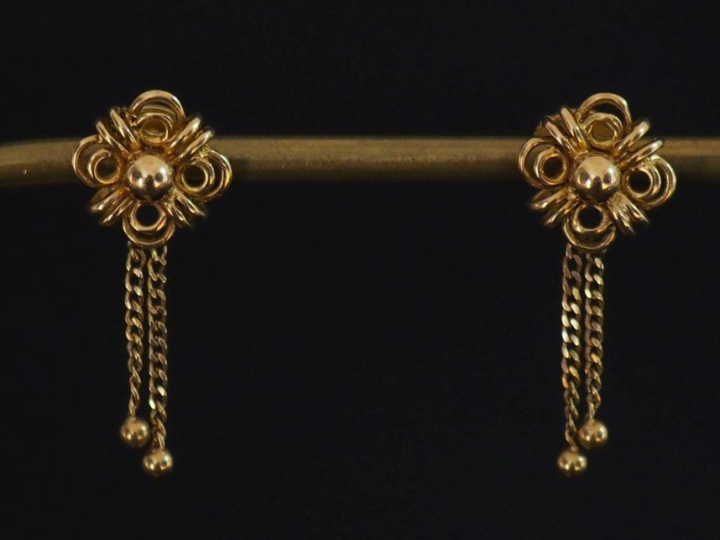 Paire de perces oreilles ajourés en or jaune 750, agrémenté de deux pe