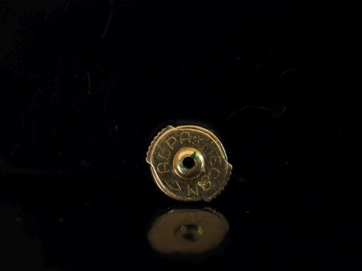 Paire de perces oreilles ajourés en or jaune 750, agrémenté de deux pe