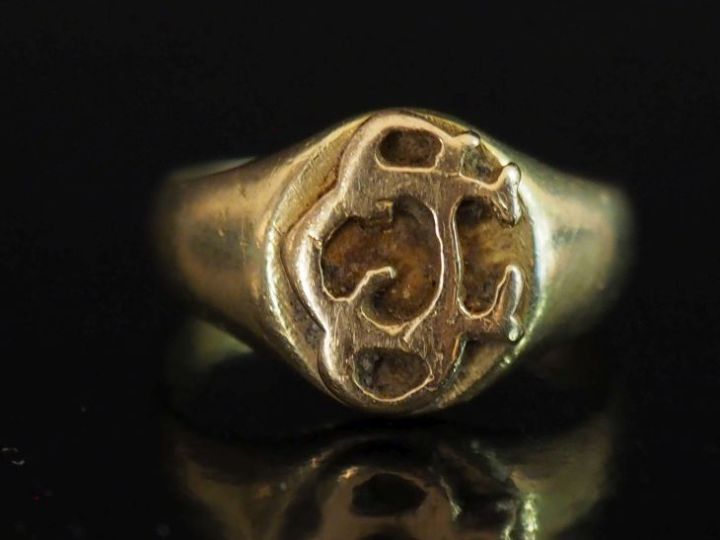 Bague de forme chevalière en or jaune 750, à décor de monogramme.  TDD