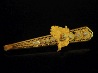 Vente aux enchères Elément de châtelaine en or 750, à décor ajouré et filigrané.  H. 6,9 