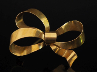 Vente aux enchères Broche en or jaune 750, en forme de nœud de ruban.  2,9 x 4,2 cm Poids