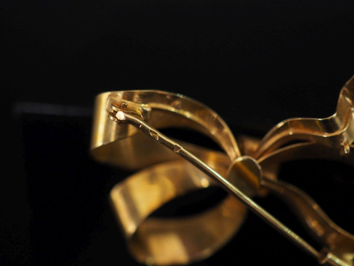 Broche en or jaune 750, en forme de nœud de ruban.  2,9 x 4,2 cm Poids