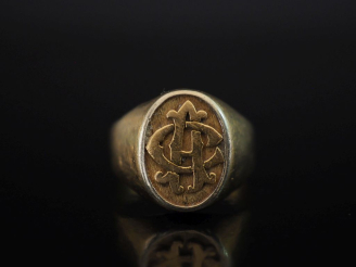 Vente aux enchères Bague de forme chevalière en or jaune 750, à décor de monogramme.  TDD