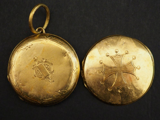 Vente aux enchères Deux éléments de boitier de montre de col en or jaune 750.  L'un, à dé