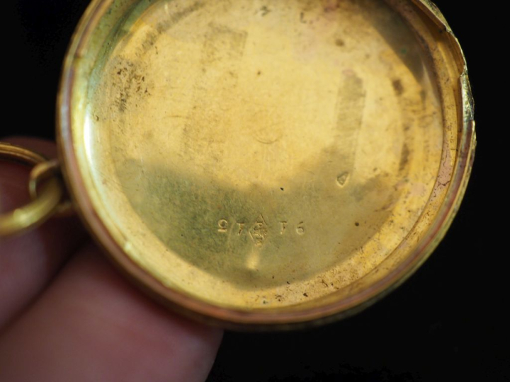 Deux éléments de boitier de montre de col en or jaune 750.  L'un, à dé