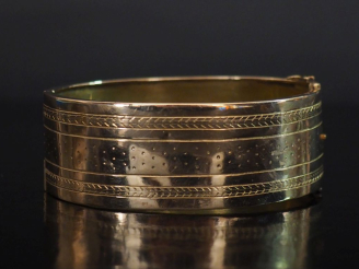 Vente aux enchères Bracelet manchette rigide Napoléon III de forme ovale en or jaune 750,