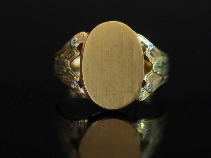Bague Napoléon en or jaune 750, à décor de feuillage de part et d'autr